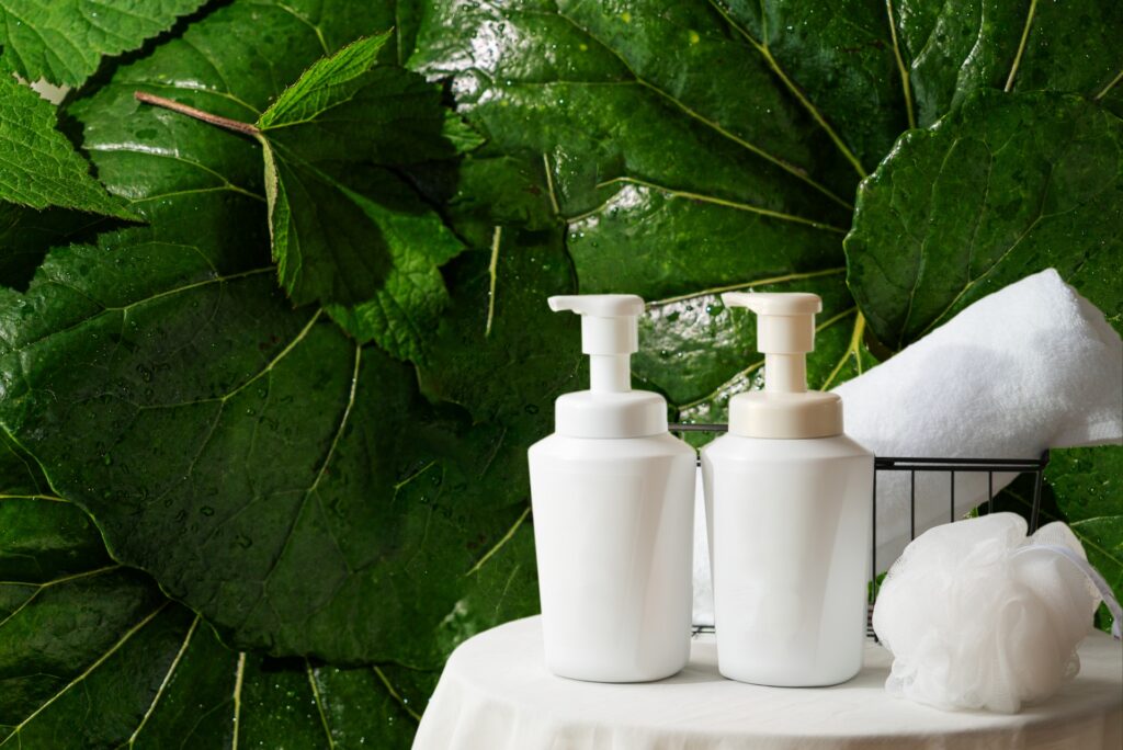 清潔感ある白いボトルと緑の葉の組み合わせ